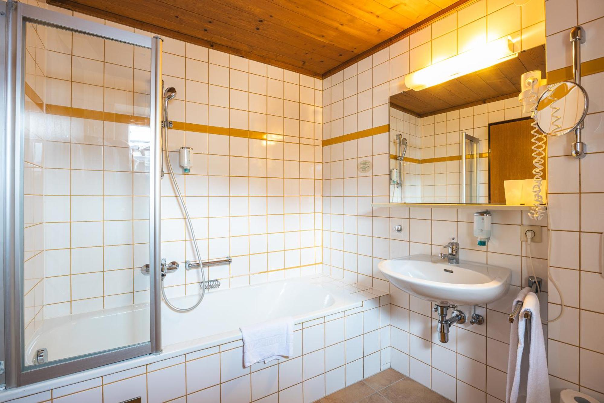 ホテル フィッシャーヴィルト ツェル アム ゼー 部屋 写真